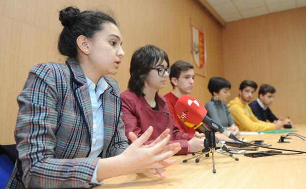 Delegados de Bachillerato presentan sus reclamaciones ante la prensa. /Rodrigo Jiménez
