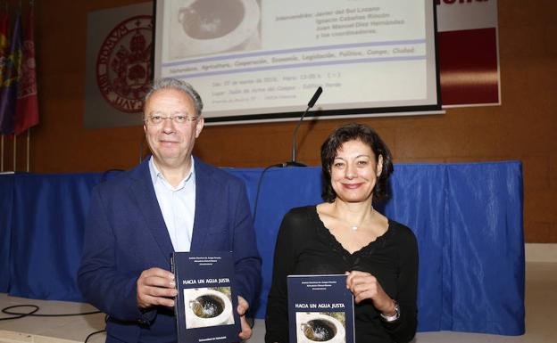 Almudena Gómez-Ramos y Martínez de Azagra con el libro 'Hacia un agua justa'. /EANTONIO QUINTERO