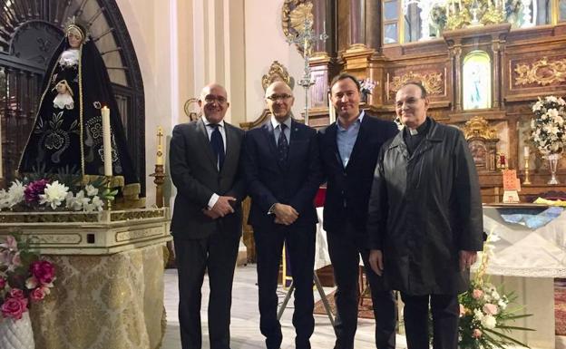 Jesús Julio Carnero y Ramiro Ruiz Medrano, el pregonero, junto al alcalde y el párroco de Carpio antes de la apertura de la Semana Santa./P. González
