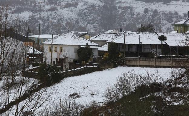Nieve en la localidad leonesa de Páramo del Sil. /Ical