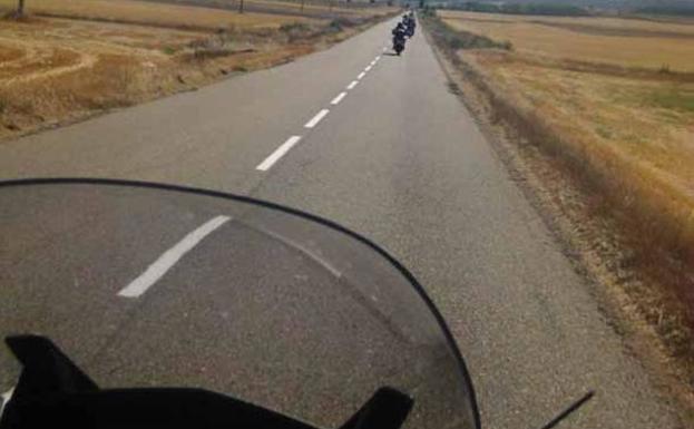 Un grupo de moteros, en una de las carreteras del Cerrato. /El Norte