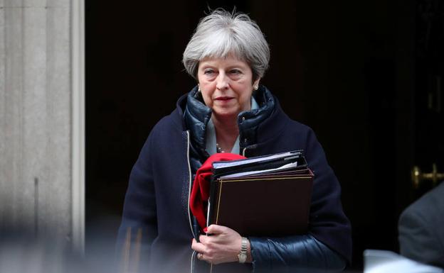 Theresa May sale de Downing Street. /Hannah McKay (Reuters)