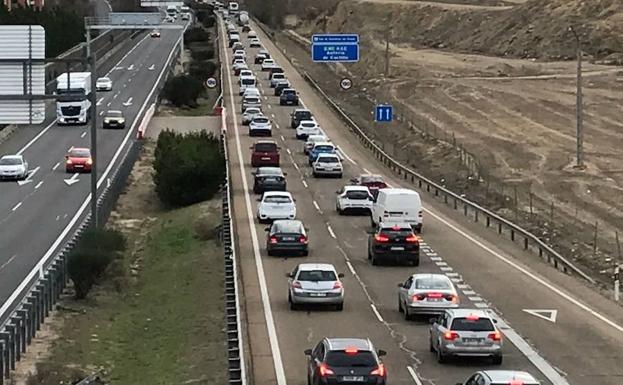 Vehículos circulan por la autovía A-62 desde Valladolid a la altura de Arroyo./El Norte