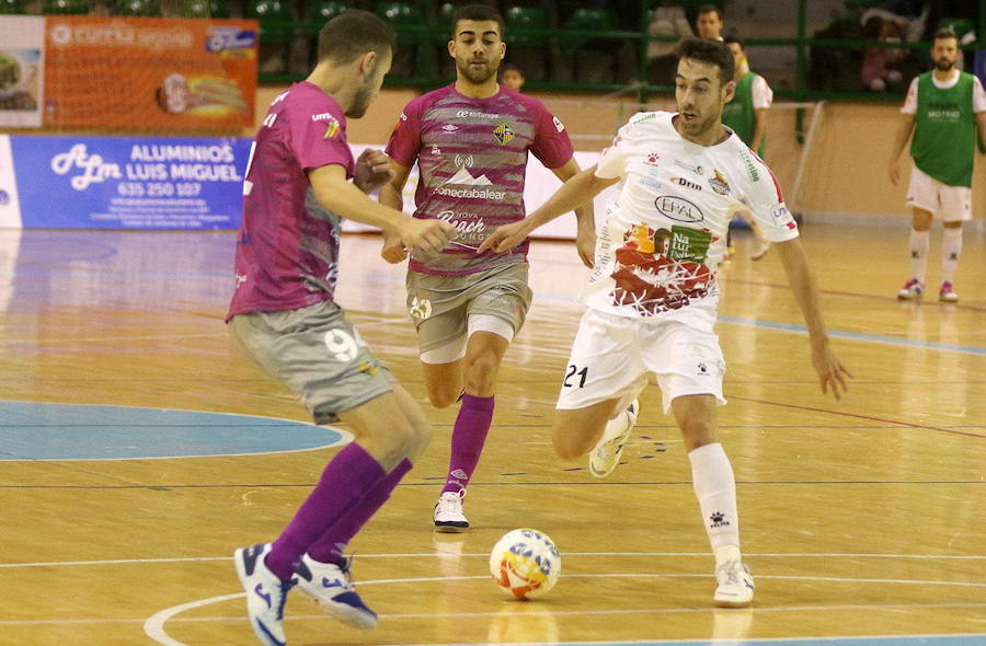 Sergio intenta marcharse de un jugador del Palma Futsal./Antonio de Torre
