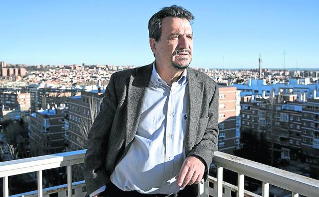El catedrático de Economía de la Universidad Autónoma de Madrid Santos Ruesga posa en su vivienda./Elvira Megías