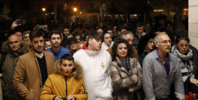 Numeroso público contempla a 'El Viejo' desde la puerta de la capilla, en la madrugada del Viernes Santo. /Marta Moras