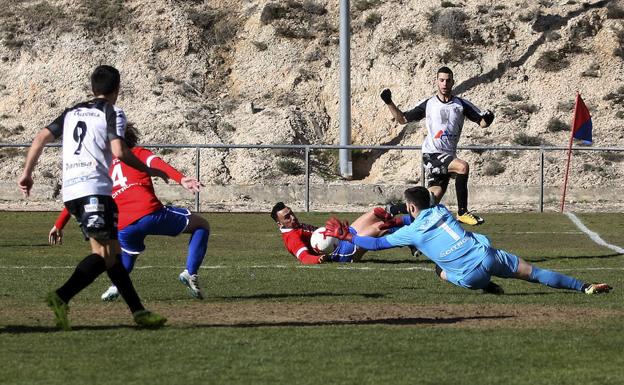 Chema, portero del Uxama, atrapa el balón antes de que Jesús Torres llegara a rematar. /LOF
