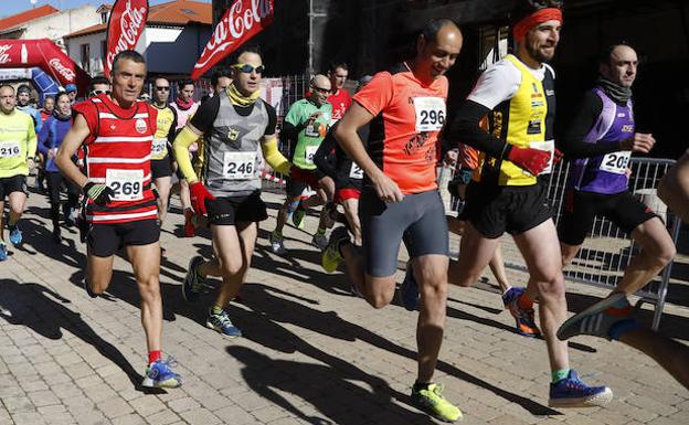 Salida de la Media Maratón celebrada esta mañana en Dueñas. /Marta Moras