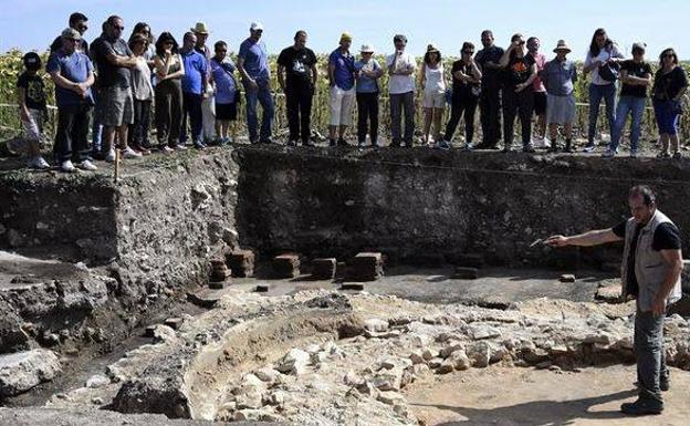 Visitantes del yacimiento. /Efe