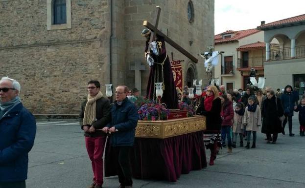 Un momento de la procesión de ayer./R. García