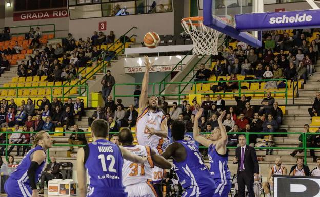 Grimau lanza un gancho ante la mirada de varios rivales del Río Ourense Termal./LOF