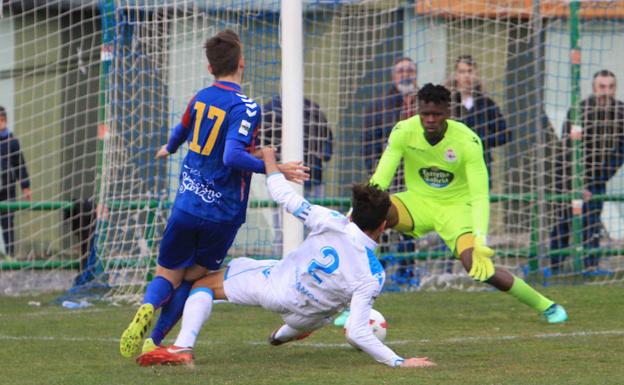 Blas zancadillea a Dani Calleja en la acción del penalti.