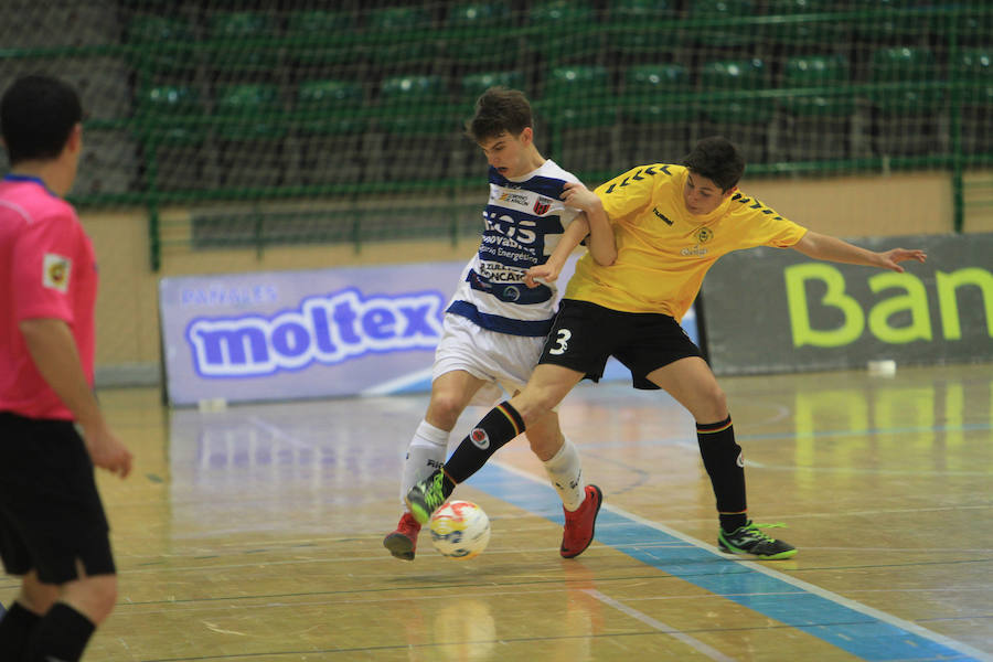 Jugadores del Ríos Renovables Zaragoza y del Nueva Elda pelean por un balón durante la final del torneo./Antonio Tanarro