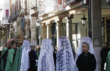 La Virgen, en su regreso a San Pablo, portada por la Vera Cruz, a la altura de Villandrando. /Marta Moras