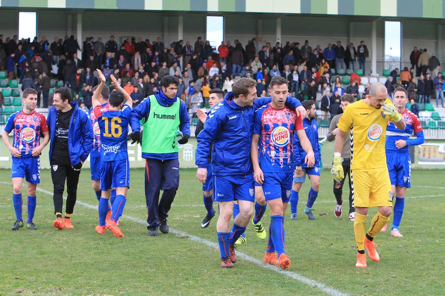 Los jugadores de la Gimnástica Segoviana abandonan contentos el terreno de juego.