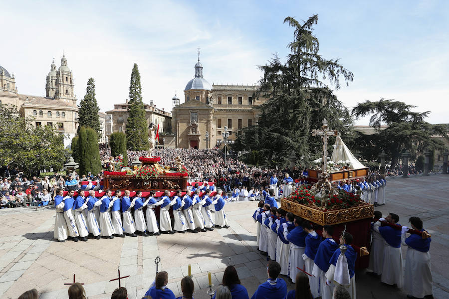 Acto central. El paso de Jesús Resucitado enfrente de la Virgen de la Alegría, y en el centro, el Lignum Crucis, tras su Encuentro. /MANUEL LAYA
