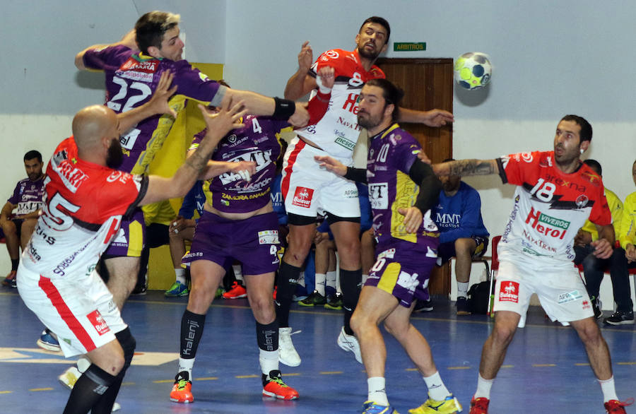 Filipe Martins trata de evitar el lanzamiento de un rival durante un partido en Nava./Antonio de Torre