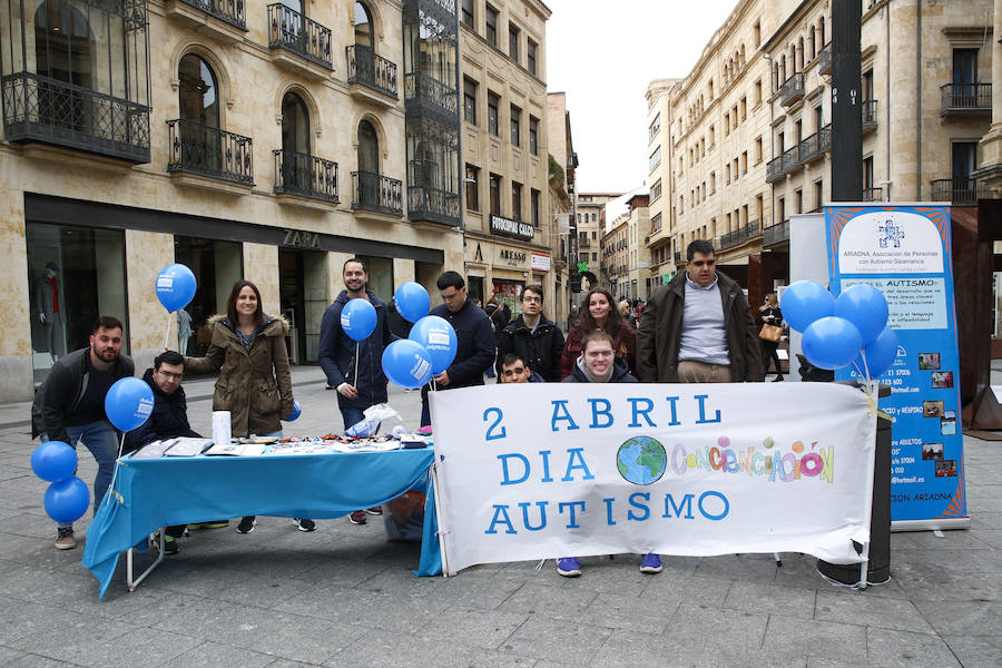 Mesa informativa instalada ayer en la plaza del Liceo. /LAYA