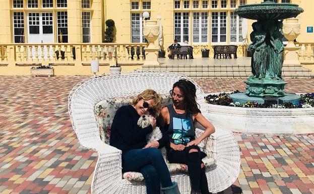 Mila Ximénez y María Patiño posan en el balneario medinense./Instagram