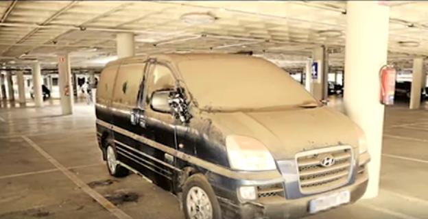 Uno de los vehículos abandonado en el aeropuerto de Barajas