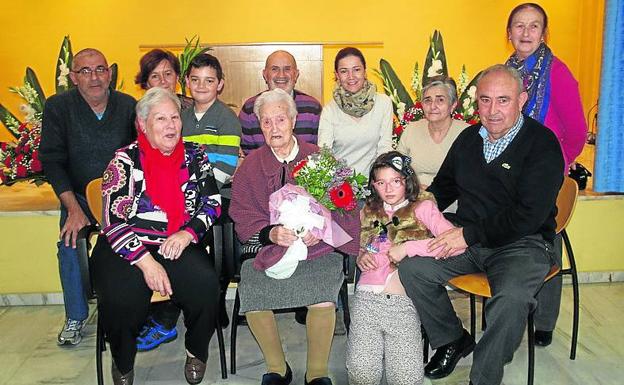 Balbina Barbero, rodeada de su familia./C. C.