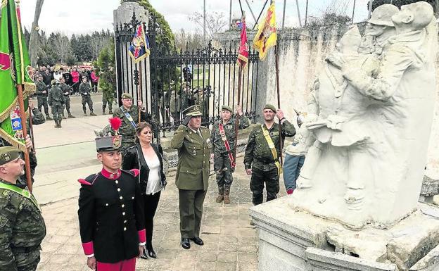 La alcaldesa de Medina, Teresa López, y el general Rivas, en la jura de bandera ante el monumento que será trasladado a León./P. G.