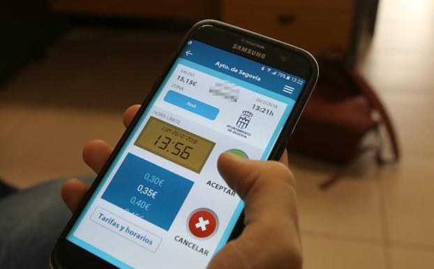 Un usuario utiliza la aplicación móvil de E-Park. /Antonio de Torre