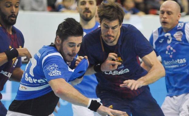 Abel pugna con Viran Morros en el partido disputado en Huerta del Rey. /Rodrigo Jiménez