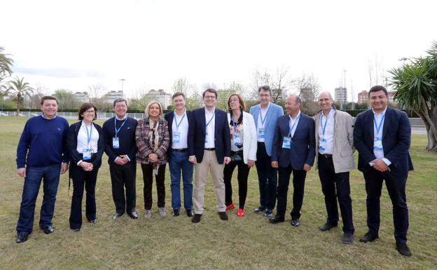 El presidente del PP de Castilla y León, Alfonso Fernández Mañueco, posa junto a los presidentes provinciales del partido, durante la Convención Nacional del PP en Sevilla./ICAL