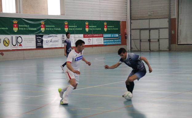 Taveras intenta regatear a un jugador del Unión Arroyo/El Norte