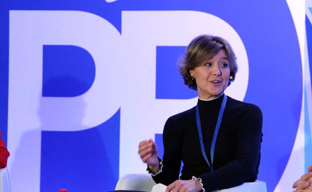 La ministra de Agricultura, Isabel García Tejerina, durante su intervención en el Panel Solidaridad e Igualdad, dentro de la Convención Nacional del PP en Sevilla./ICAL