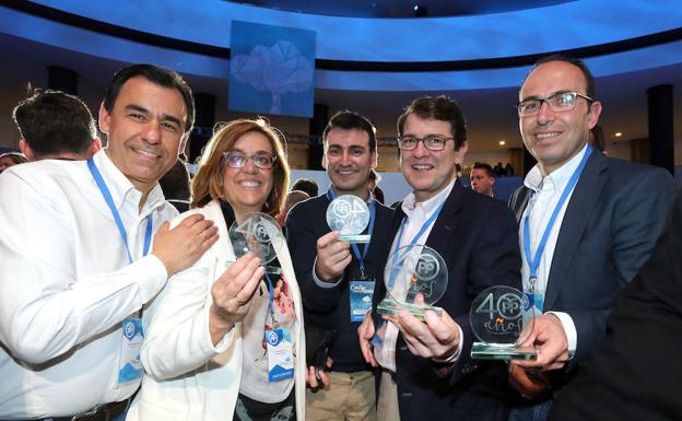 El coordinador general del PP, Fernando Martínez Maíllo (izquierda), posa junto a la presidenta de la Diputación de Palencia, Ángeles Armisén, el alcalde de Medina de Rioseco (Valladolid), David Esteban, el alcalde de Salamanca, Alfonso Fernández Mañueco, y el vicepresidente primero de la Diputación de Valladolid, Víctor Alonso (derecha), galardonados con los Premios Iniciativa a las Buenas Prácticas Municipales, dentro de la Convención Nacional del PP en Sevilla./ICAL