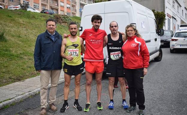 Dani Sanz, en el centro, ganador de la Media Maratón de Béjar. /DSALATL.