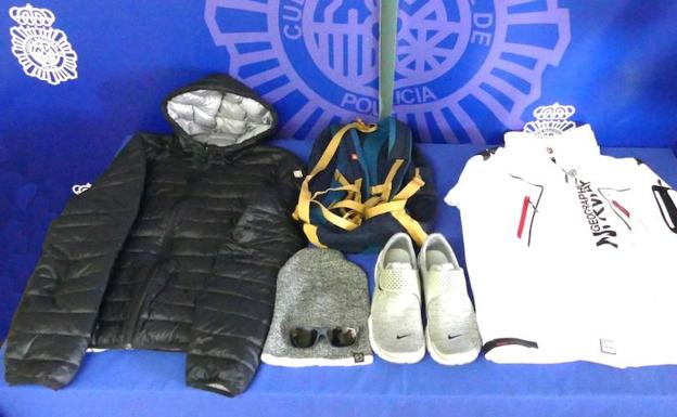 Ropa y otro enseres incuatados al detenido./WORD
