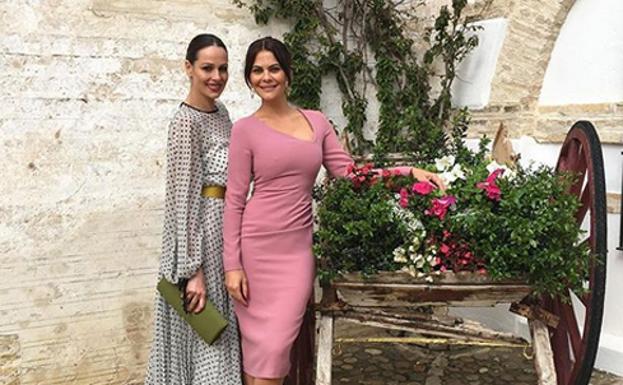 Eva González con su amgia María José Suárez.