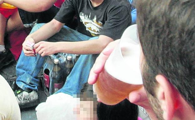 Jóvenes haciendo botellón en Segovia. /A. de Torre