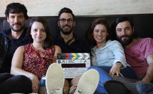 Elisa, con Daniel Grao, Pablo Gómez.Castro (director), Manuela Vellés y Javier Rey, durante el rodaje de 'El Alquiler', cortometraje que se proyectó en la Semici 2017.