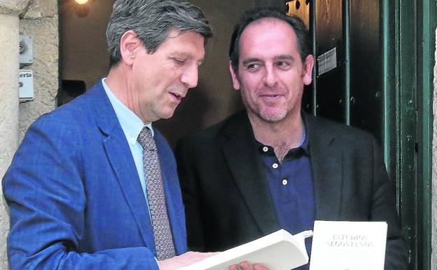 Rafael Cantalejo y Santiago Martínez Caballero, con el nuevo tomo de 'Estudios Segovianos'. /A. de Torre