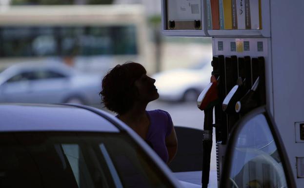 Una mujer reposta en una gasolinera./Ó. Chamorro
