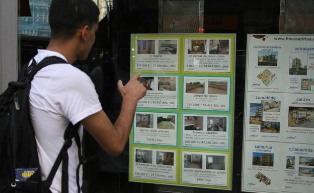 Un joven busca piso./EL NORTE
