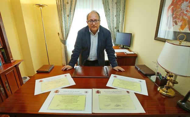 El diputado nacional por León Eduardo Fernández junto a sus títulos universitarios. /César Sánchez
