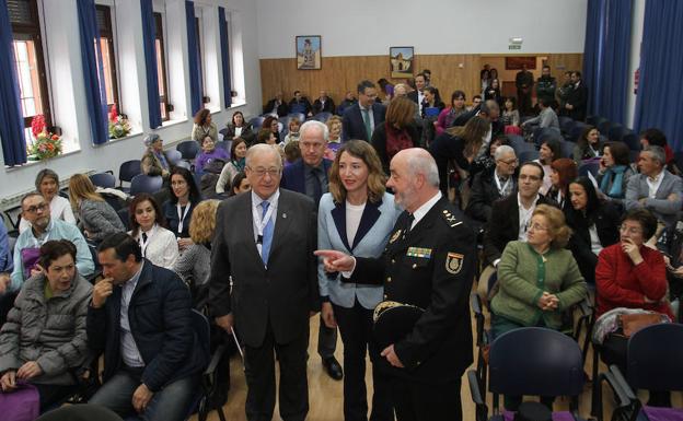 El decano del Colegio de Psicología de Castilla y León, Eduardo Montes; la consejera de Familia e Igualdad de Oportunidades, Alicia García; y el jefe superior de Policía de Castilla y León, Jorge Zurita, en las jornadas. /Brágimo-Ical