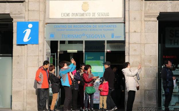 Un grupo de turistas, frente al Centro de Recepción de Visitantes. /El Norte