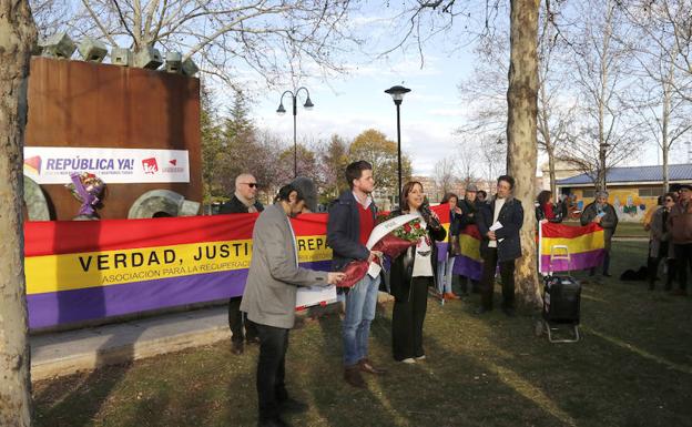 Ivan Fradejas, Álvaro Bilbao y Miriam Andrés, durante el homenaje.