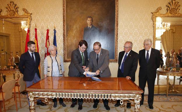 Mañueco y Estella rubrican el acuerdo de cooperación./Mamuel Laya