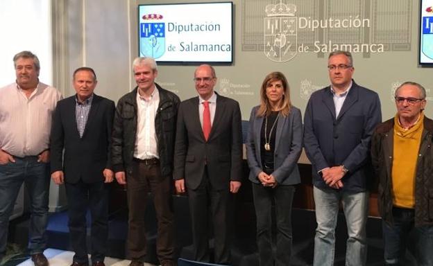 Javier Iglesias yChabela de la Torre posan con los representantes de los grupos de accion local. /WORD