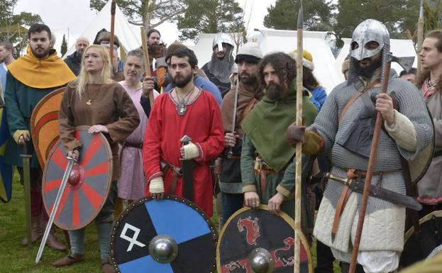 Participantes vestidos de vikingos este sábado para recrear una batalla campal en El Espinar. /Pedro L. Merino