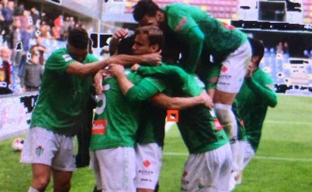 Los jugadores del Guijuelo celebran el tanto de Jonathan en Pasarón ante el Pontevedra. /CDG