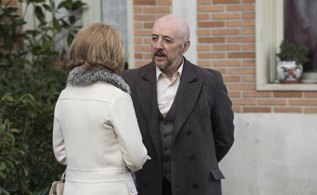 Susana se entera por Matilde de que su padre se marcha a México