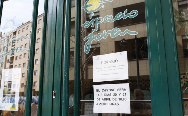 Puerta del Espacio Joven con el cartel del cásting./LAYA